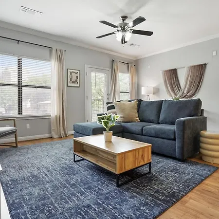 Charming And Spacious Apt In Austin With A Pool